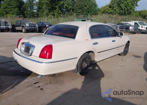 2000 Lincoln Town Car Cartier from USA, damaged, VIN 1LNHM83W6YY838127
